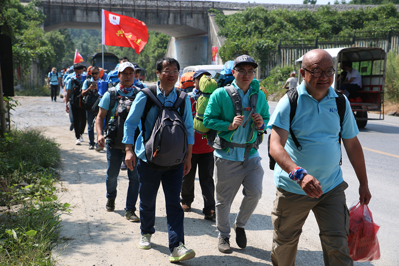 行進(jìn)路中(1)_副本.jpg 行進(jìn)路中(1)_副本.jpg